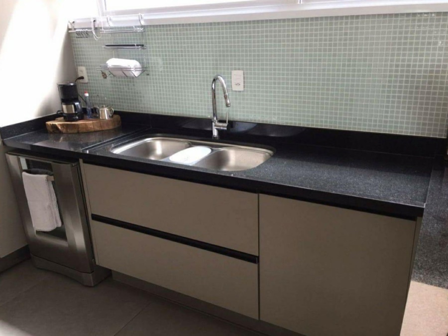 Cozinha com bancada ampla e duas cubas de inox