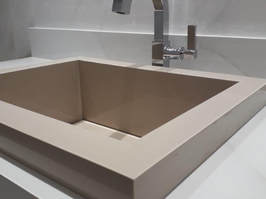 Detalhe de cuba esculpida com torneira cromada